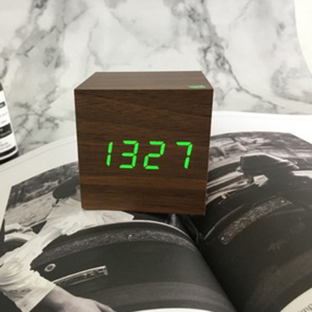 Lisslune | Minimalistic Digital LED Alarm Clock with Voice Control – Sleek Design and Clear Display for Effortless Mornings