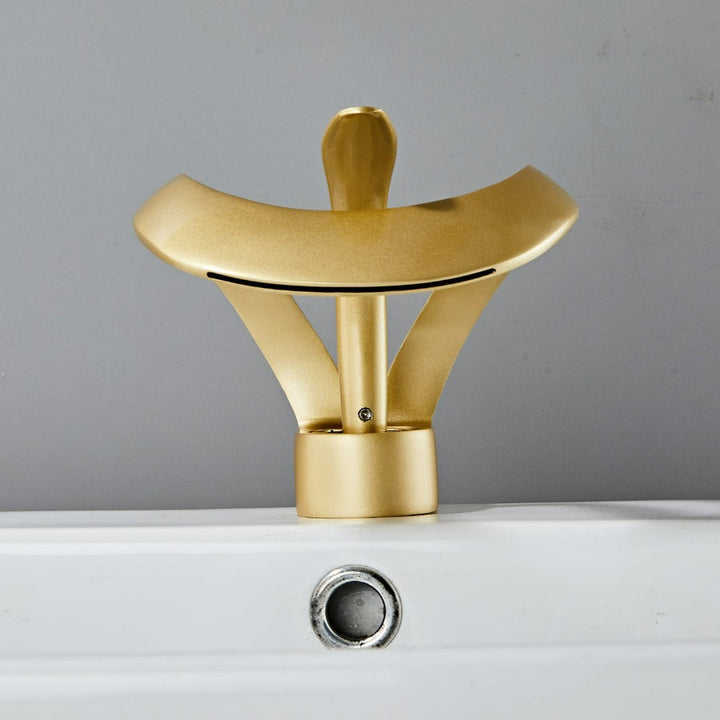 Lisslune | Modern curved bathroom faucet