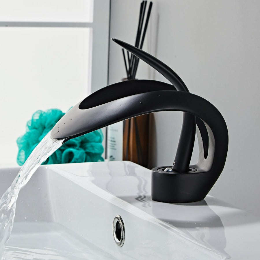 Lisslune | Modern curved bathroom faucet