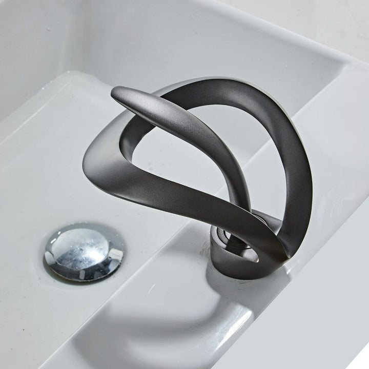 Lisslune | Modern curved bathroom faucet