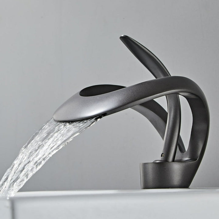 Lisslune | Modern curved bathroom faucet