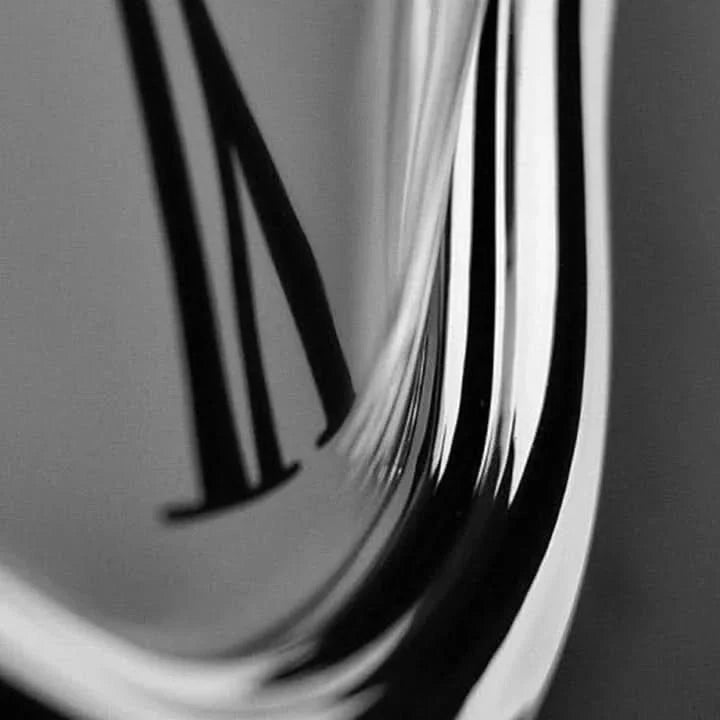 Lisslune | Cali - Surrealistic dripping wall clock