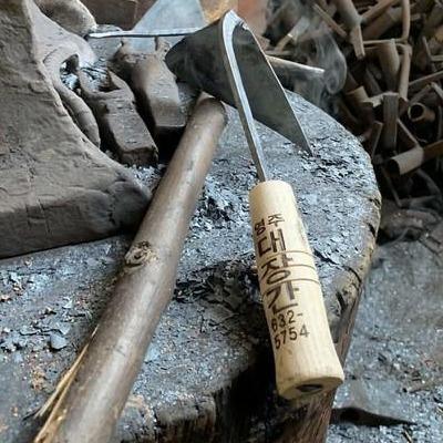 Lisslune | Korean Master Handcrafted Garden Hoe at No-Ki, Seok: Artisan Quality Tools for Garden Enthusiasts