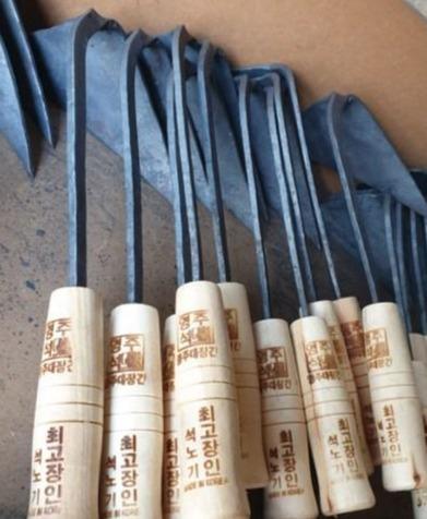 Lisslune | Korean Master Handcrafted Garden Hoe at No-Ki, Seok: Artisan Quality Tools for Garden Enthusiasts