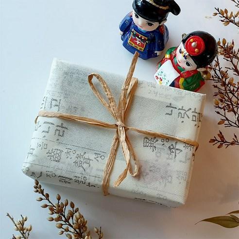 Lisslune | Korean Traditional Hanbok Wedding Doll Miniature Gift Set in Luxury Packaging
