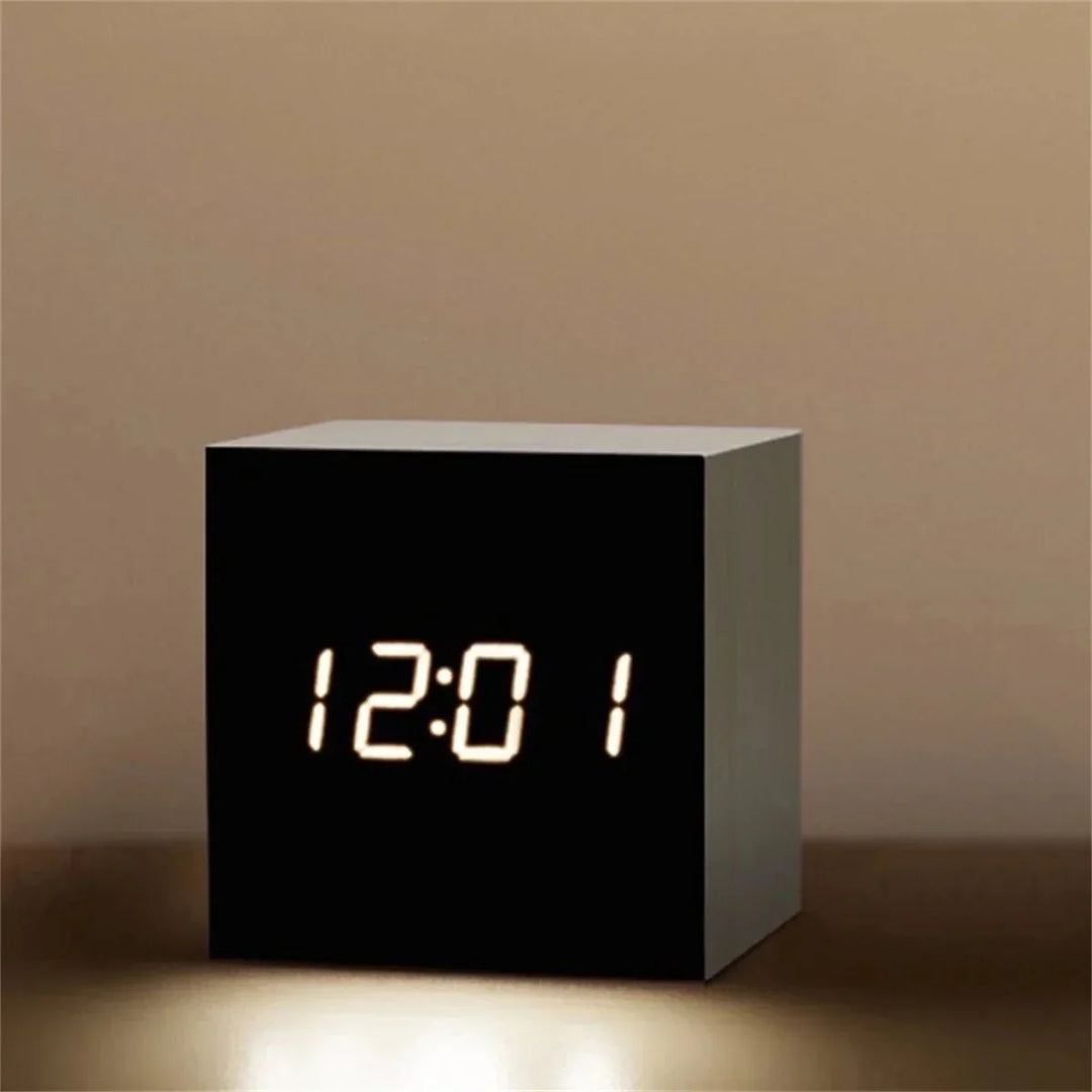 Lisslune | Digital LED Clock in Retro Style