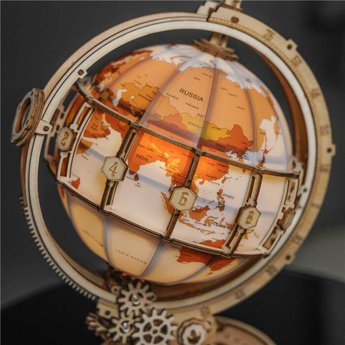 Lisslune | TerraLite rotating world map lamp with elegant shine