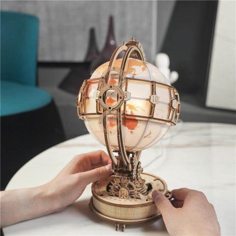 Lisslune | TerraLite rotating world map lamp with elegant shine