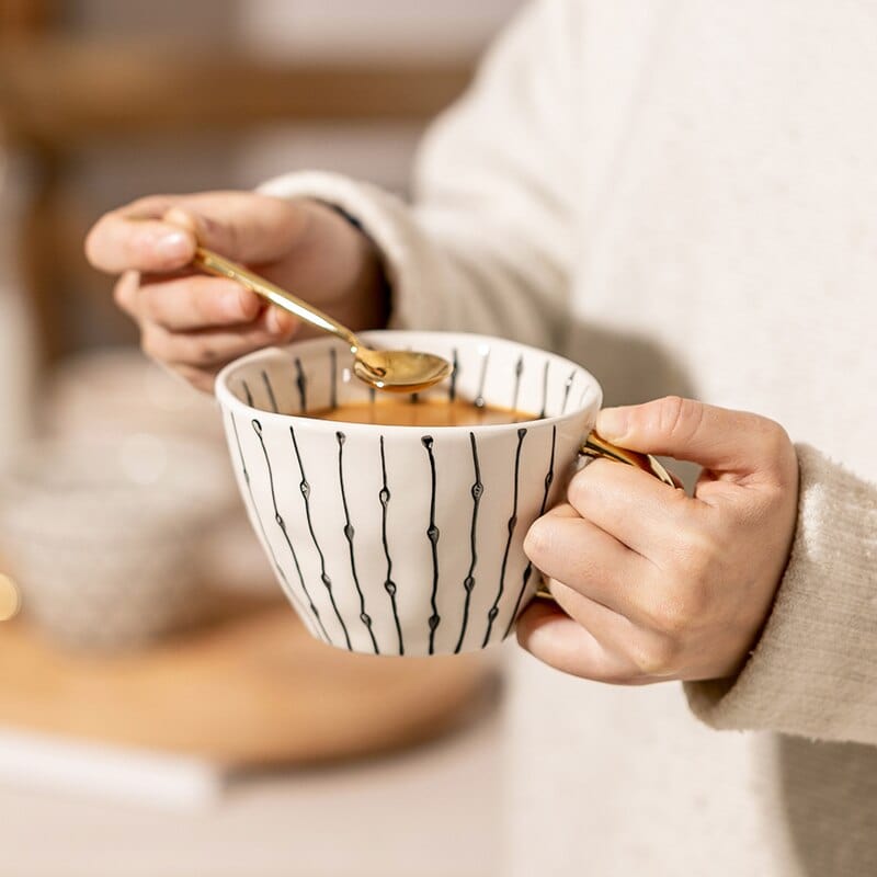 Lisslune | Large hand-painted coffee/mugs - golden handles - 330 ml