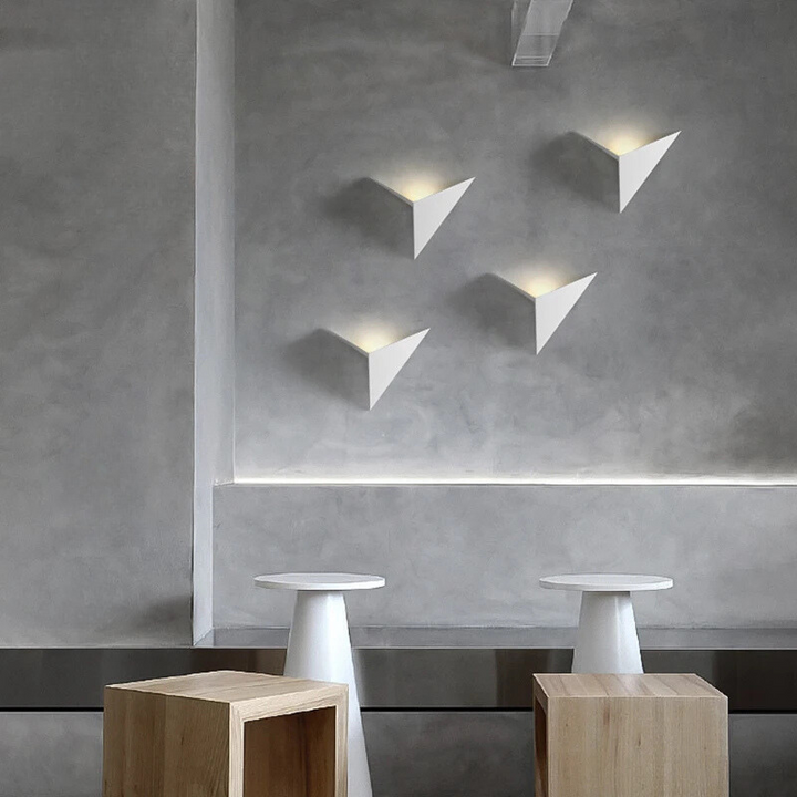 Lisslune | LumiTri - Minimalistic triangular wall lamp