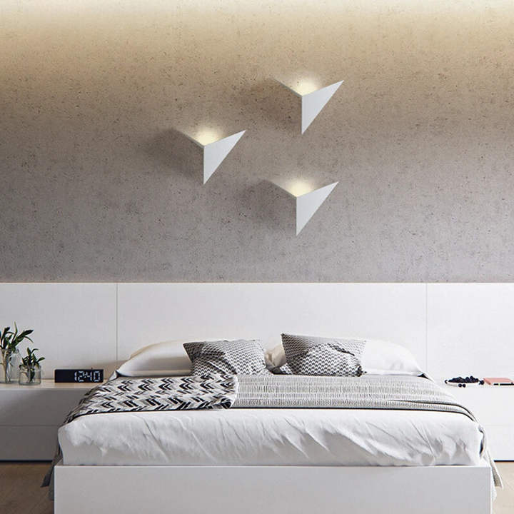 Lisslune | LumiTri - Minimalistic triangular wall lamp