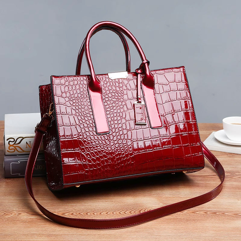 Lisslune | Bag with crocodile embossing.