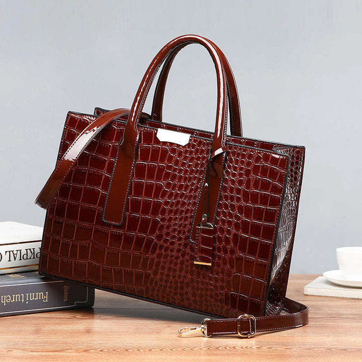 Lisslune | Bag with crocodile embossing.
