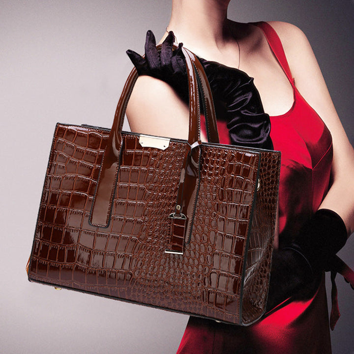 Lisslune | Bag with crocodile embossing.