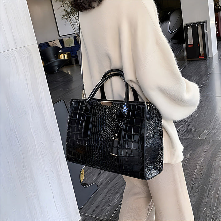 Lisslune | Bag with crocodile embossing.