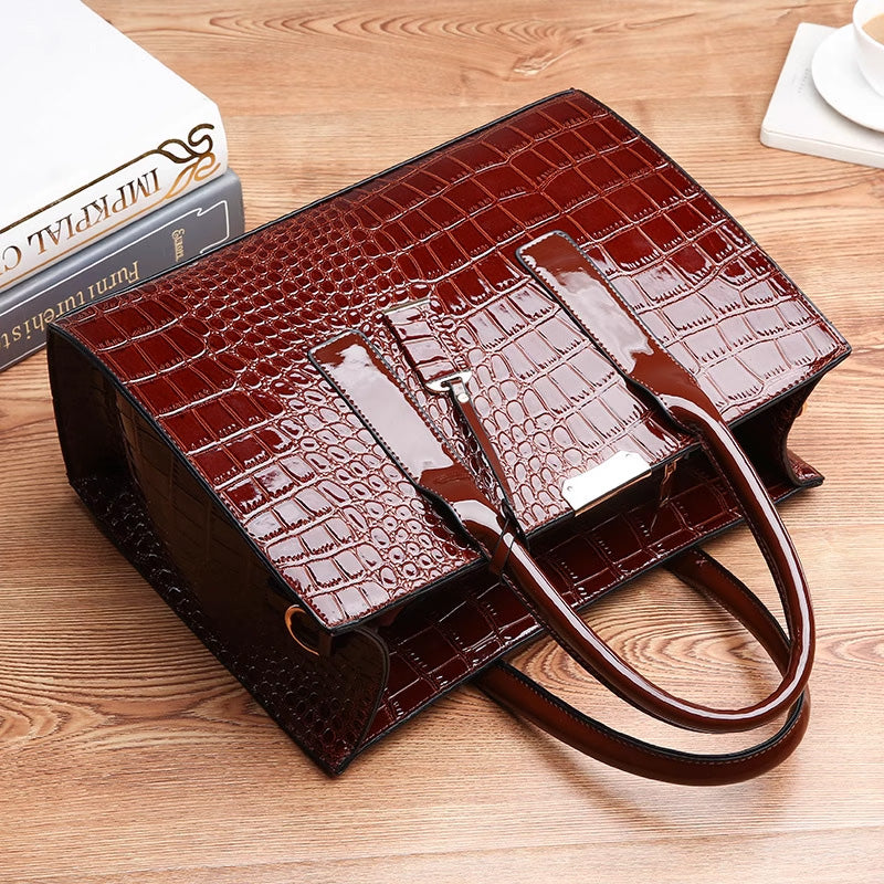 Lisslune | Bag with crocodile embossing.