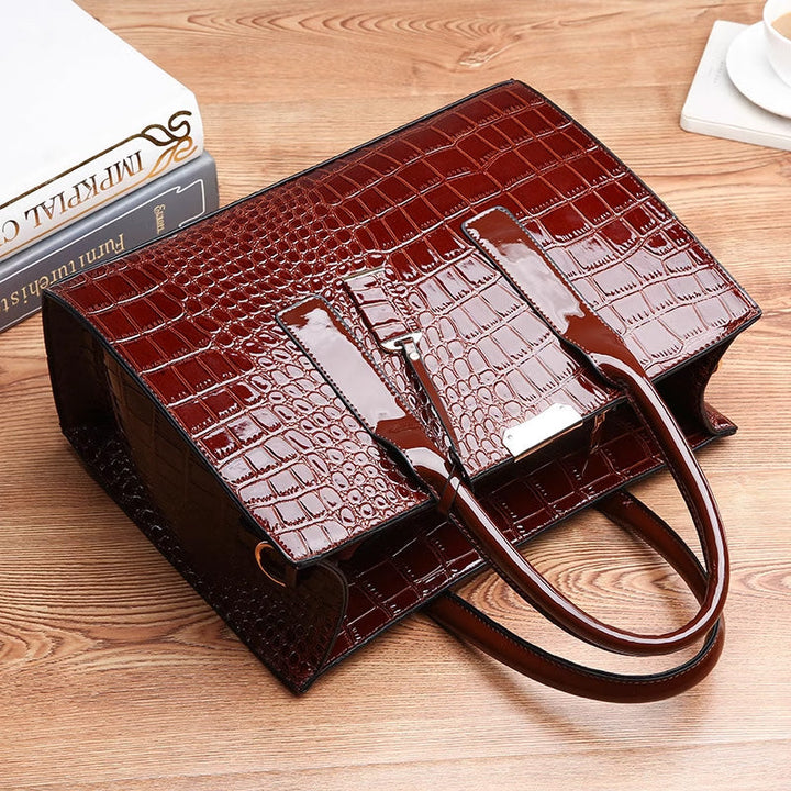 Lisslune | Bag with crocodile embossing.