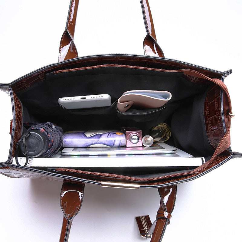 Lisslune | Bag with crocodile embossing.
