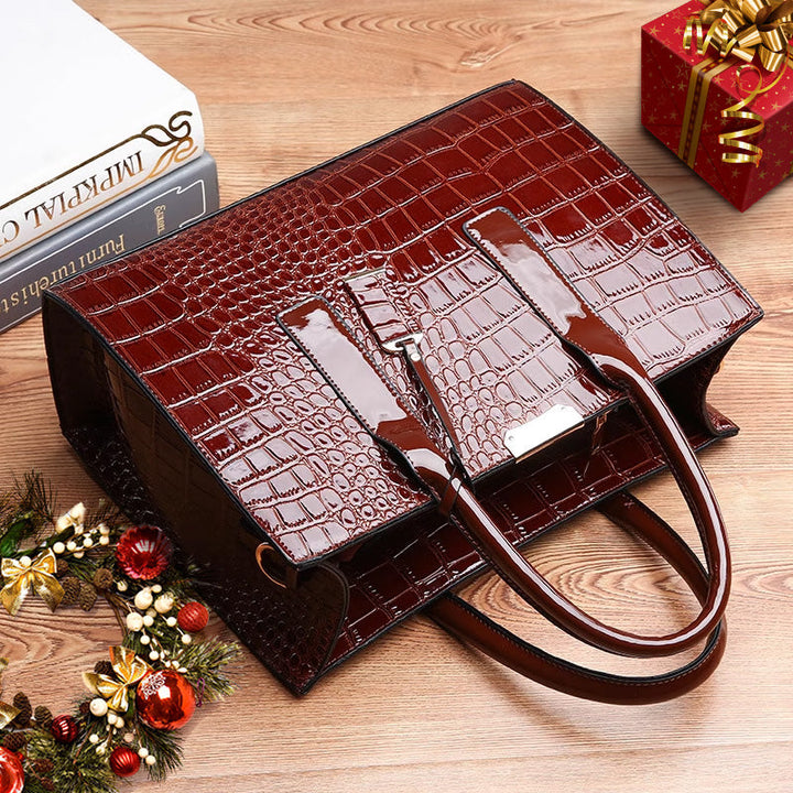 Lisslune | Bag with crocodile embossing.