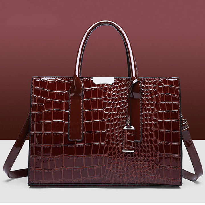 Lisslune | Bag with crocodile embossing.