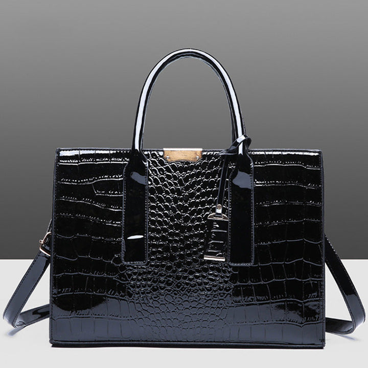 Lisslune | Bag with crocodile embossing.