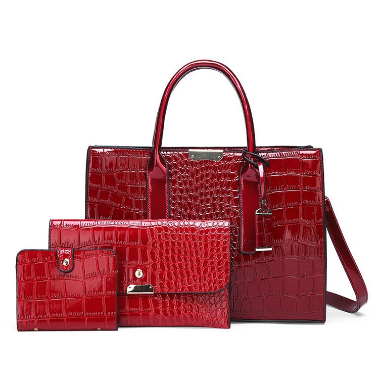 Lisslune | Bag with crocodile embossing.