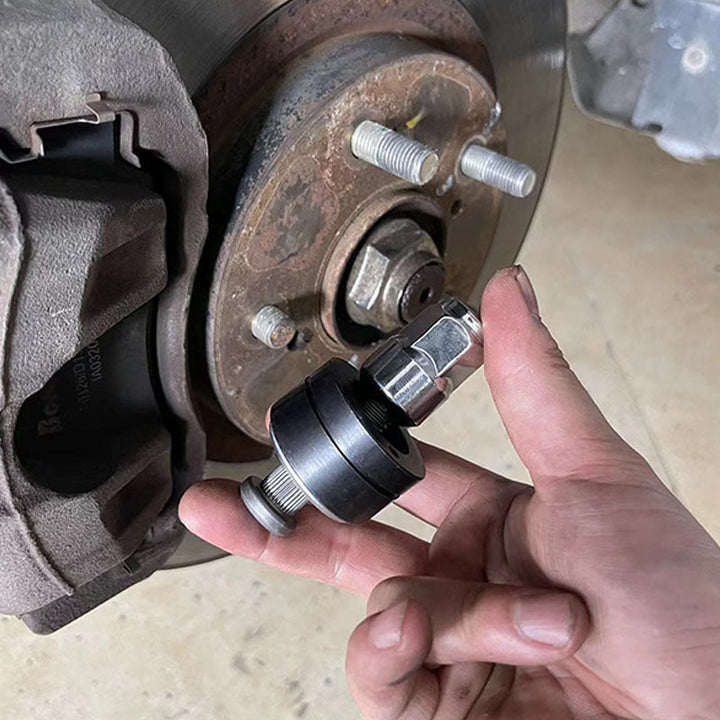 Lisslune | Effective tool for installing wheel bolts on a car