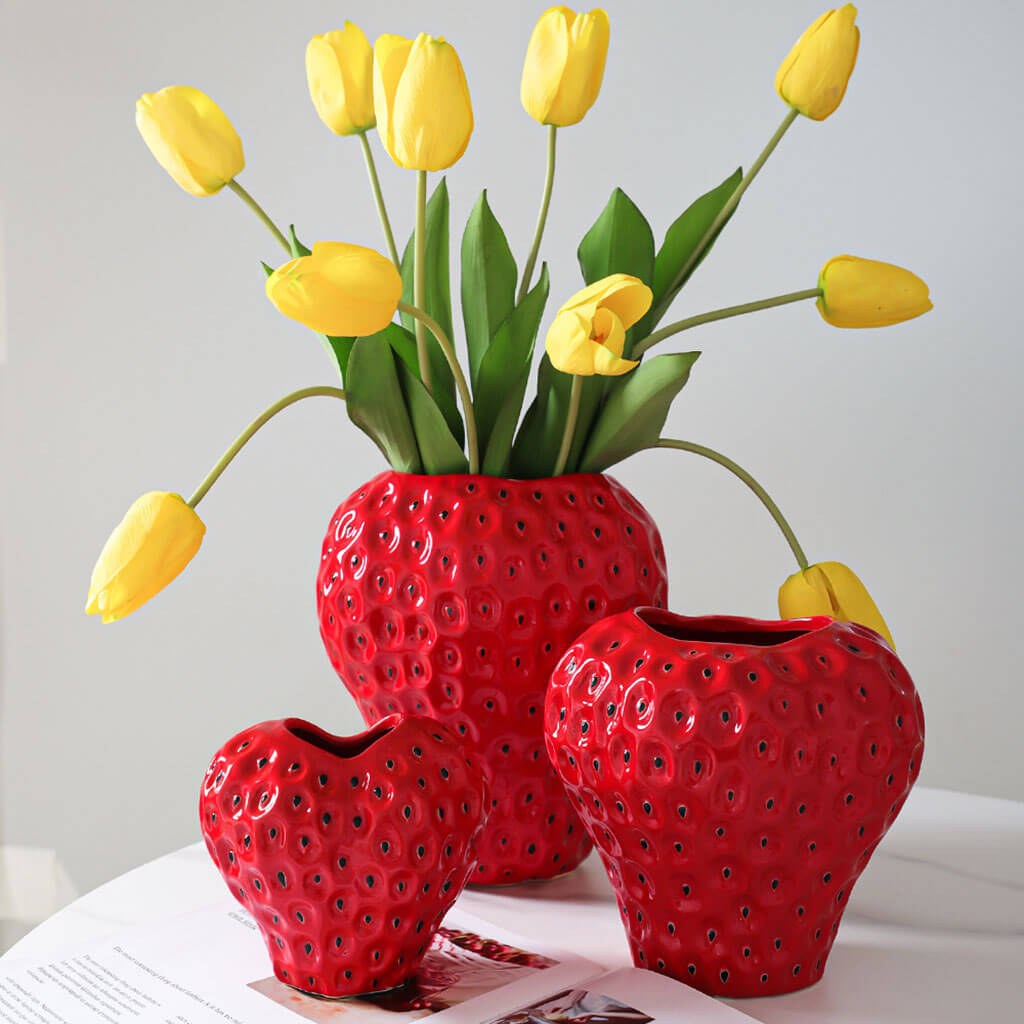 Lisslune | Strawberry-structured ceramic vase