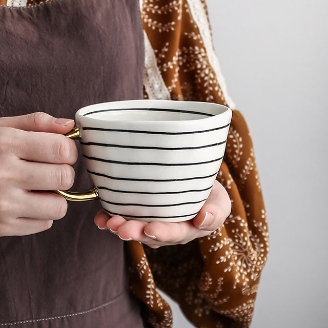 Lisslune | Cup with abstract geometric pattern and gold handle