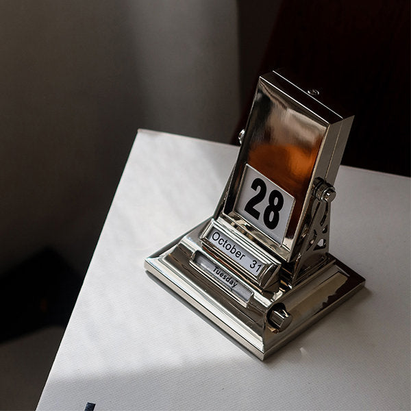 Lisslune | Mechanical Design Rotating Calendar