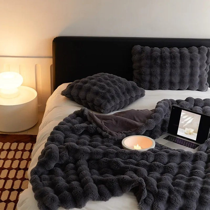 Lisslune | ZenithThrow – Lightweight and Luxurious Travel Companion