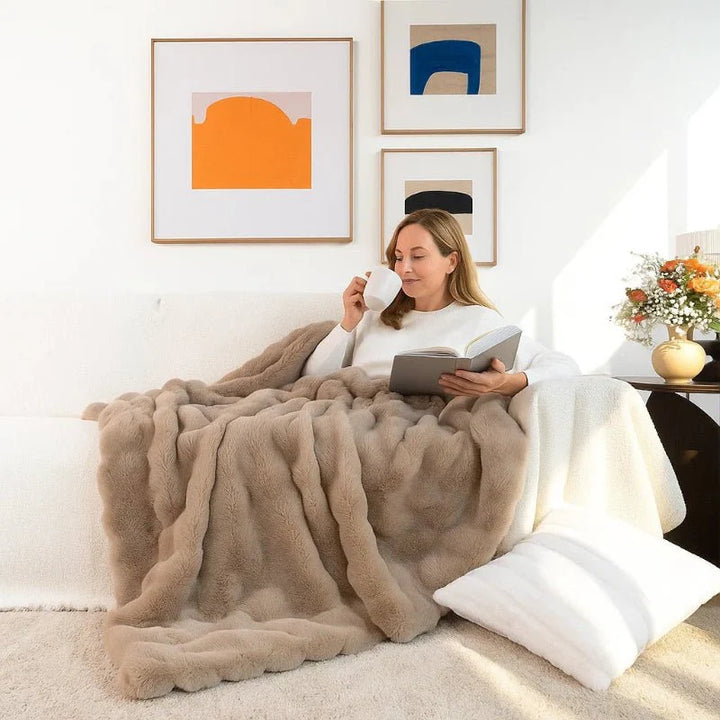 Lisslune | ZenithThrow – Lightweight and Luxurious Travel Companion