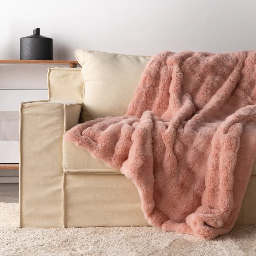 Lisslune | ZenithThrow – Lightweight and Luxurious Travel Companion